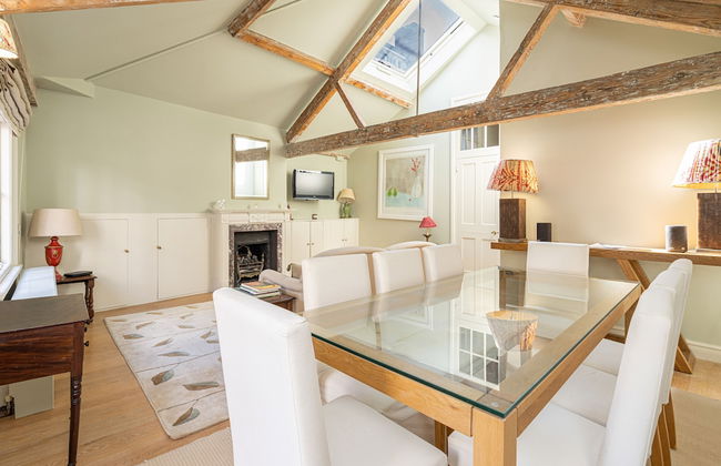 JOIVY Elegant 2-Bed Mews Flat Near Buckingham Palace - Photo 12