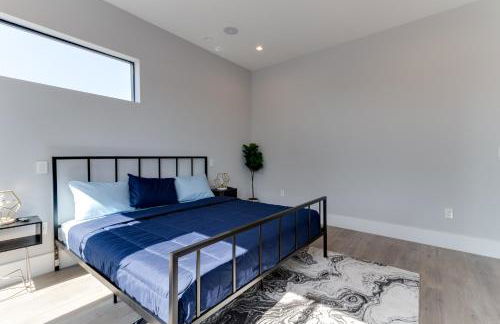 Modern 5 Bedroom Masterpiece With Rooftop Deck - Photo 24