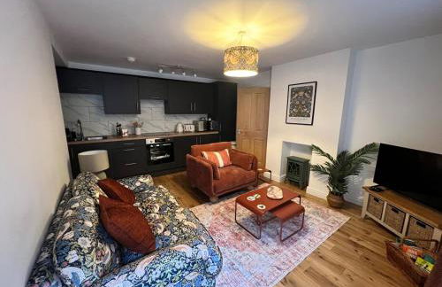 Old Betting Shop for 3 & Furry Friend - Photo 4