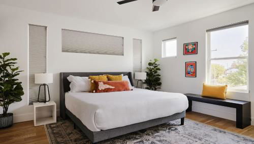 Stylish 3 Bed Retreat, Rooftop, Parking, Sleeps 10, Ensuite Baths, Bunk Room, Gourmet Kitchen, Cozy Living Space, Rooftop Views & Fire Table, Near Downtown, Distilleries & Marathon Village, 24 Hr Hospitality - Foto 2