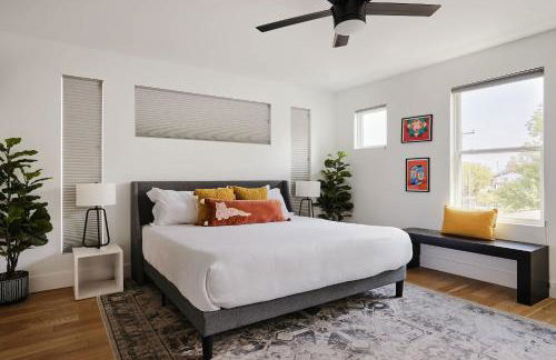 Stylish 3 Bed Retreat, Rooftop, Parking, Sleeps 10, Ensuite Baths, Bunk Room, Gourmet Kitchen, Cozy Living Space, Rooftop Views & Fire Table, Near Downtown, Distilleries & Marathon Village, 24 Hr Hospitality - Foto 2