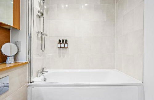 Modern 3-Bed Penthouse with Terrace & Gym, Near Canary Wharf, Weekly deals - Foto 44