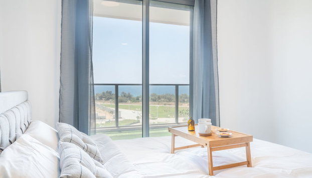 Vibrant Seaside Stay with Balcony by Sea N' Rent - Photo 2, Chambre