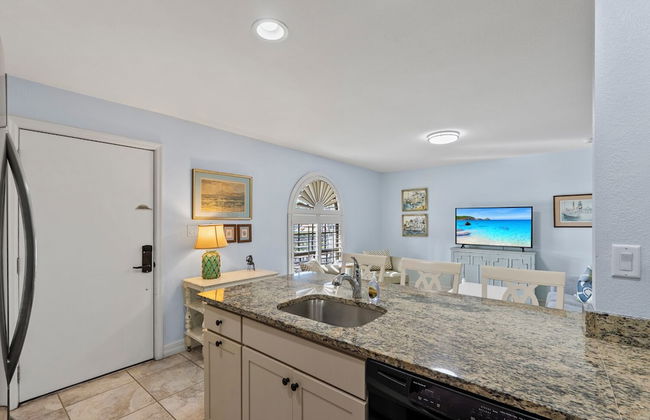 Le Monaco - Romantic 1 BR Condo Steps from 5th Ave S. Chic Coastal Retreat with King Bed and Beach Access. Perfect Location for Couples Near Dining, Shopping, and Naples Beach - Photo 9