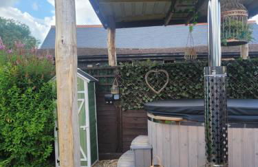 Birch Cottage with private wood fire hot tub - Foto 5