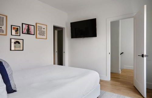 Stylish 3 Bed Retreat, Rooftop, Parking, Sleeps 10, Ensuite Baths, Bunk Room, Gourmet Kitchen, Cozy Living Space, Rooftop Views & Fire Table, Near Downtown, Distilleries & Marathon Village, 24 Hr Hospitality - Foto 26