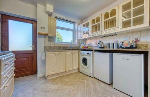 Spacious 3BR Home with Driveway Near NEC & Airport - Foto 16