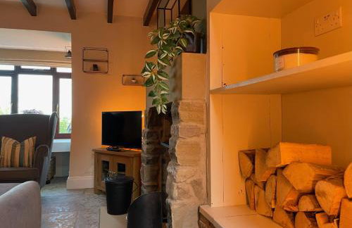 Muddy Paws Cottages - The Nook - Photo 11