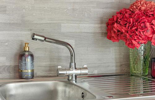 Brand New 1-Bed Flat With Free Parking - Foto 26