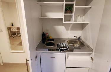 Luxurious 3 bed Ensuites & kitchenettes Nr LGI Hospital & Uni - Free 5G WIFI & Netflix Short Stays - Contractors Free Parking - Foto 19