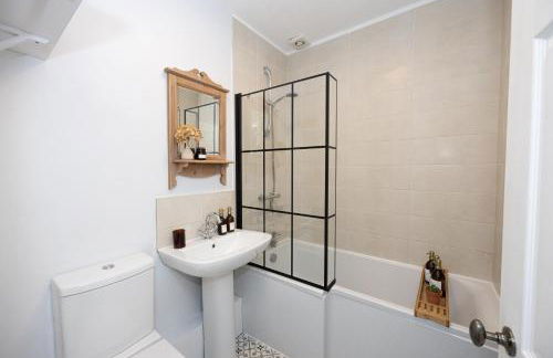 Victorian WFH Haven with Free Parking - Foto 6