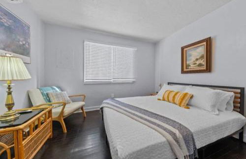 Relaxing Coastal 2BR Near Beach Sleeps 4 - Foto 4