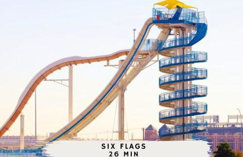 5BR w Backyard Paradise Pool Cinema Games - Foto 47