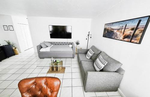 Bayfront Apartment Breathtaking Views- one bedroom w balcony- living room -Free Parking - Foto 22