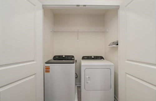 Stylish 3BR Getaway across Bristol Speedway - Foto 48