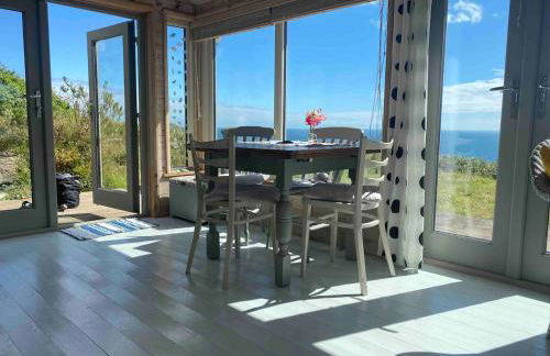 Romantic cliff top chalet at Whitsand Bay beach - Photo 4