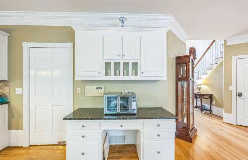 Elegant 5BR Retreat Pool & Yard - Foto 17