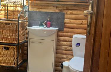 Urocza chatka w lesie nad wodą - Foto 15