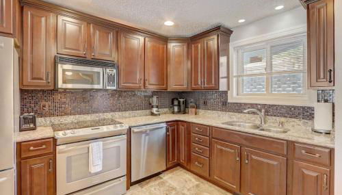 Sunrise Beach for Family Fun and Walk to Noahs Ark - Foto 3