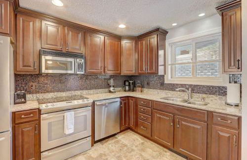 Sunrise Beach for Family Fun and Walk to Noahs Ark - Foto 3