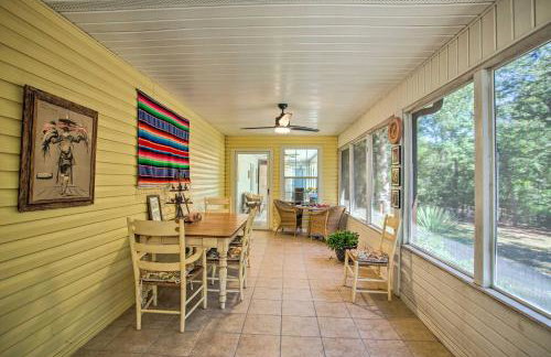 Holly Lake Retreat w/ 2 Community Pools & Yard - Foto 24