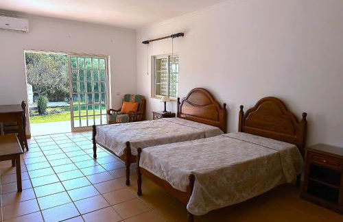 BnB Homes Luxurious Villa Stardust with Swimming pool & BBQ for Family Fun - Foto 15