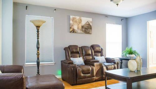 Deck, BBQ Grill, Backyard Fire Pit, Pool, Jacuzzi Tub, 65 inch TV - Foto 5