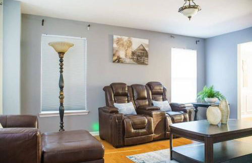 Deck, BBQ Grill, Backyard Fire Pit, Pool, Jacuzzi Tub, 65 inch TV - Foto 5