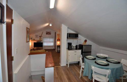 Cozy Alcove Studio Apt w Outdoor deck w NYC Views - Foto 11