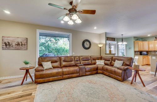 Spacious Home with Swim Spa and Deck in Medford! - Foto 5