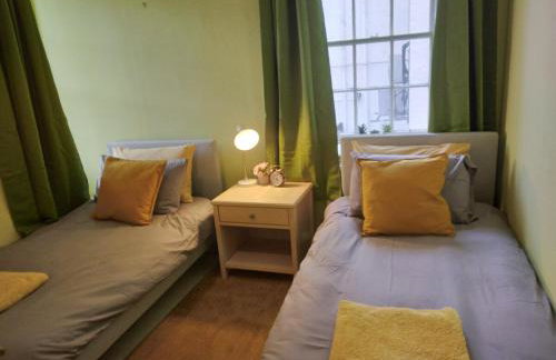 Cosy central 2 bedroom apartment - free parking - Foto 4