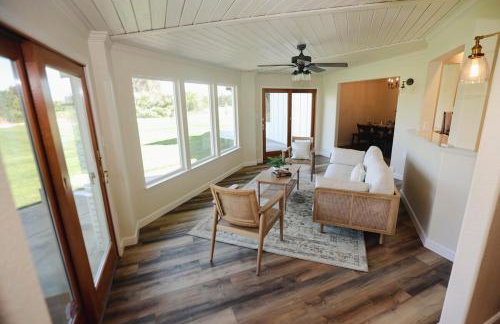 Riverfront Beauty with Pickle Ball Court - Foto 17