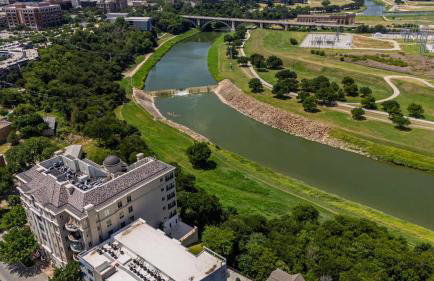 Fort Worth Skyline Views - Queen bed - Shops - Foto 29