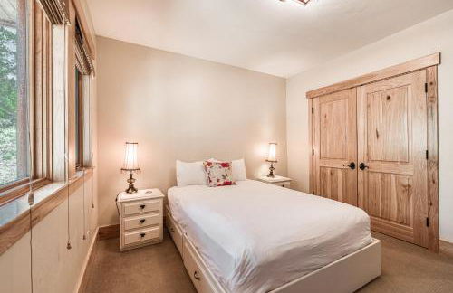 Truckee Timbers at Gray's Crossing by Tahoe Getaways - 4BR w Hot Tub, Ping Pong & EV - Foto 35