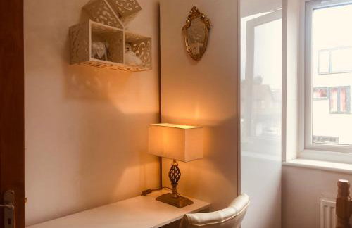 Cheerful 4 bedroom house with garden free parking - Photo 41