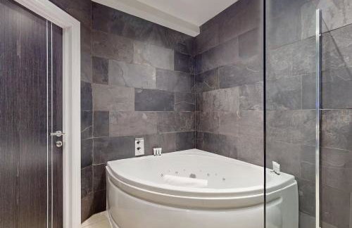 Stylish Penthouse with City Views and Aircon - Pass the Keys - Photo 20