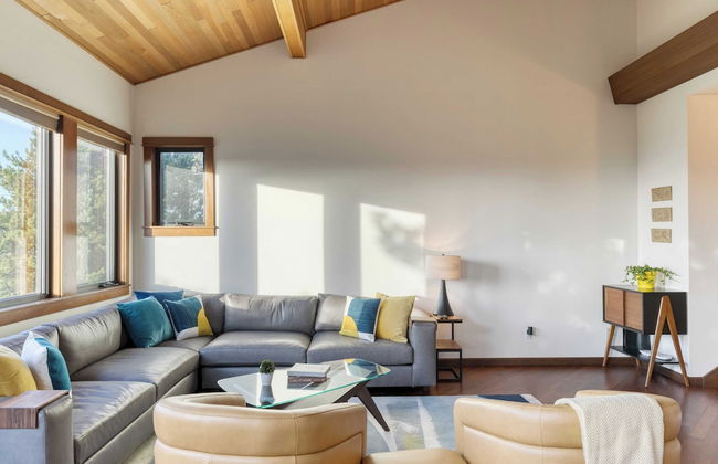 Half Block to Beach w/ Oceanview, Patio + Balcony The Shore Pine by Avantstay - Foto 9