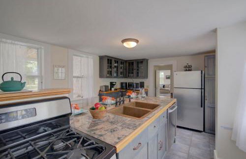 Short drive to town and popular beaches - Photo 10