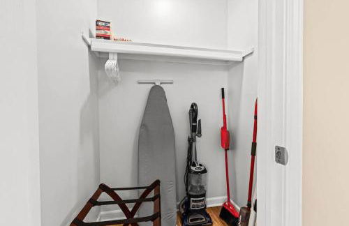 New! Modern Upper Flat near Downtown Roseville - Foto 12