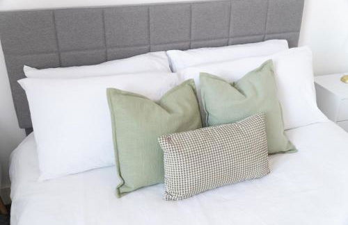 Home Near Etihad, Free Parking, Workplace & Garden - Foto 15