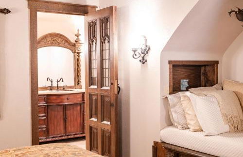 HIGHLANDS CASTLE overlooking Lake George plus 2 other CASTLES & SUITES - Foto 34