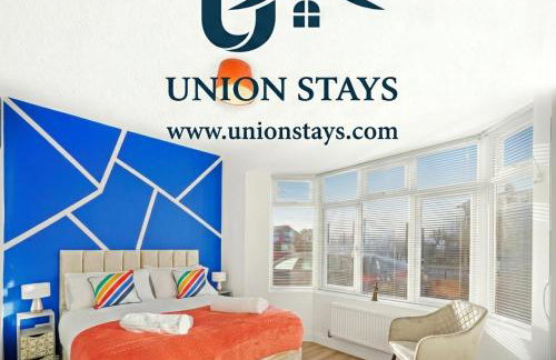 Elegant 3-bed apartment with FREE onsite PARKING in Enfield - Out door Patio - Big savings on Longer Stays - Photo 1