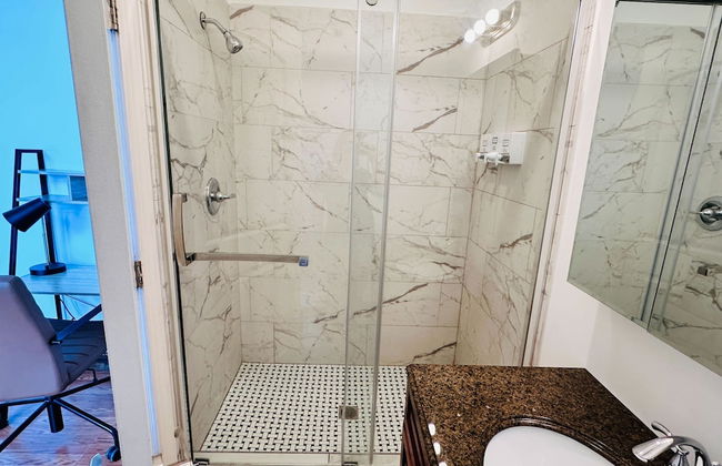 Sosuite 2BR Apt w Balcony W D Gym On-site Bar - Photo 44