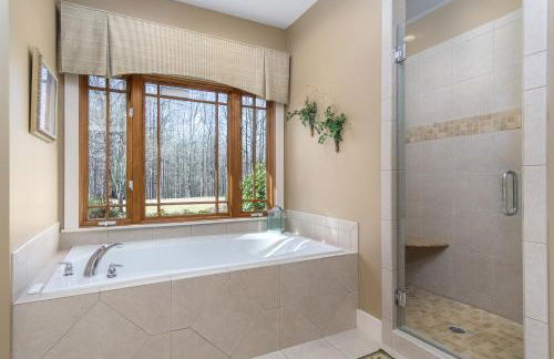 Fireside Retreat Hot Tub, Game Area, Fire Pit & Mountaintop Views! - Foto 26