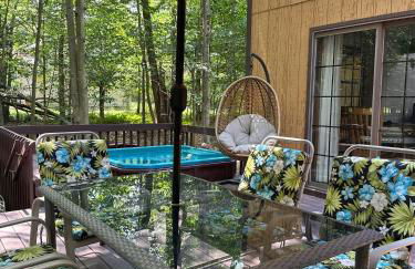 Pocono Hideout Family Home with Hot Tub Deck Sunroom Pool Big Bass Lake Larsen Lake Gouldsboro Clifton Township - Foto 18