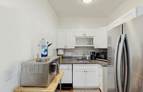 Historic charmer with updated appliances, enclosed yard, & AC - near downtown - Foto 7