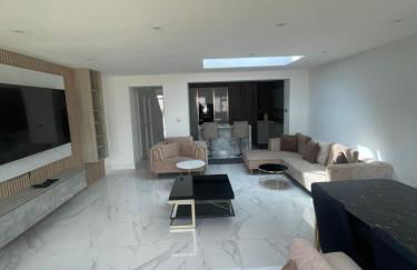 Cosy 4 bedroom house in borehamwood with large onsite parking and large beds - Foto 11