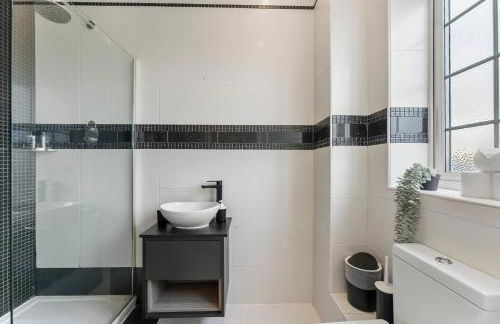 Perfect Booking 4 Bed Home in Cheltenham - Photo 35