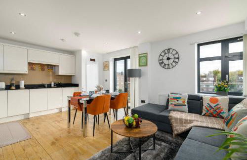 Modern Top-Floor 2-Bedroom, 2-Bathroom Apartment with Lift & a Private Balcony, Sleeps 6 - Foto 1