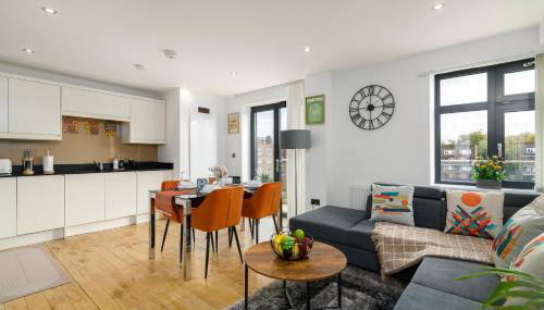 Modern Top-Floor 2-Bedroom, 2-Bathroom Apartment with Lift & a Private Balcony, Sleeps 6 - Foto 1